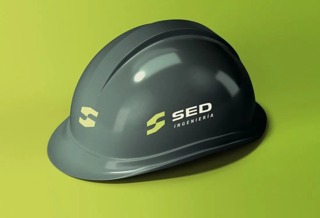 Casco de seguridad grafito con el logotipo de SED Ingeniería en verde