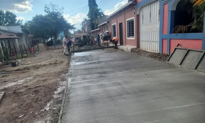 Losas recién coladas frente a las viviendas