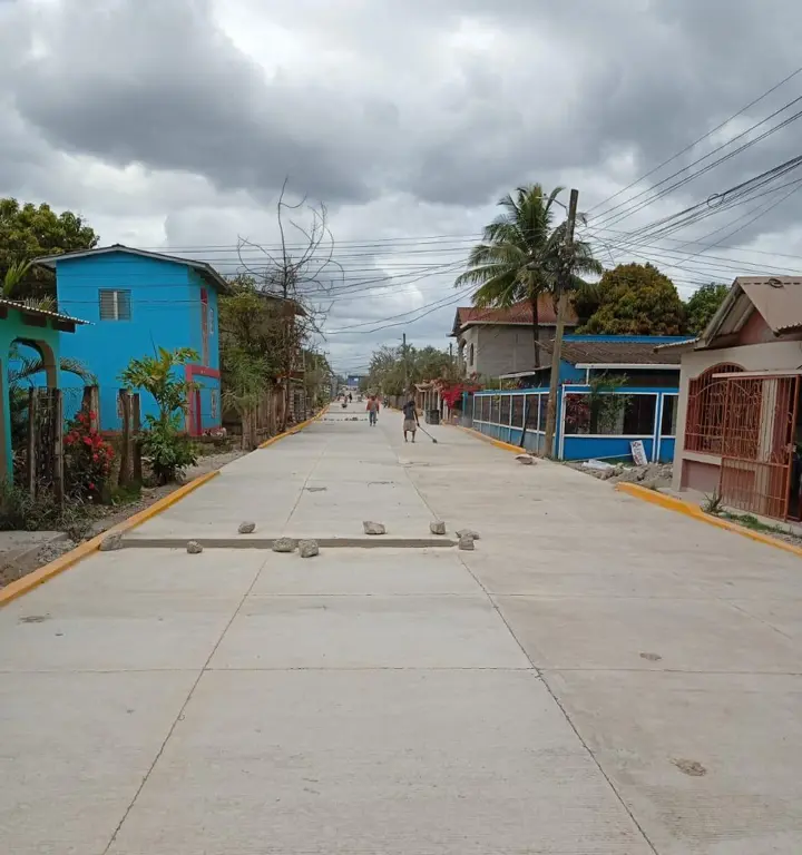Calle terminada con pavimento de concreto hidráulico y bordillos