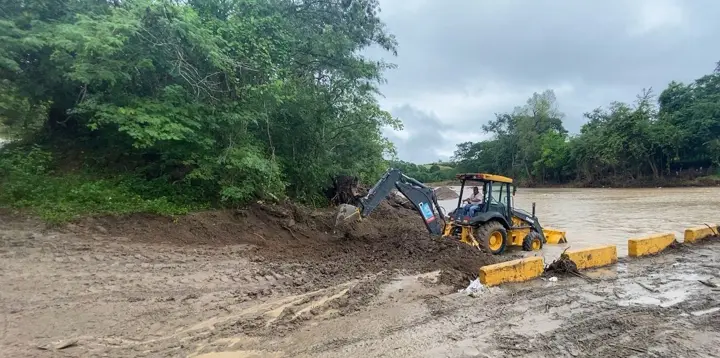 Retiro de derrumbes en la margen