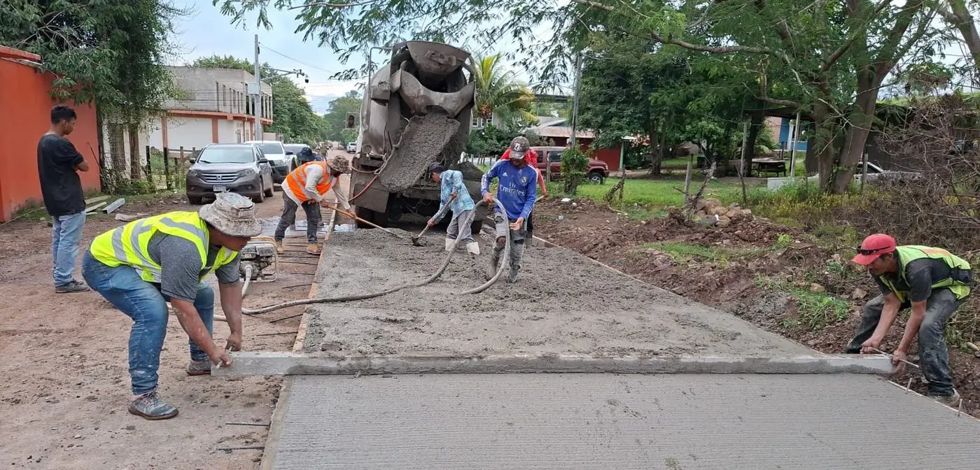 Colado de losa de concreto hidráulico en el barrio Palmira