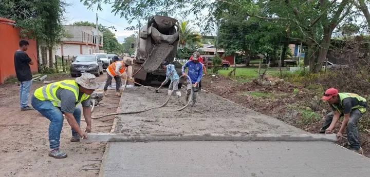 Colado y regleado de la losa de concreto