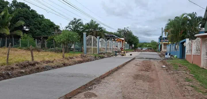 Calle pavimentada en el barrio Palmira