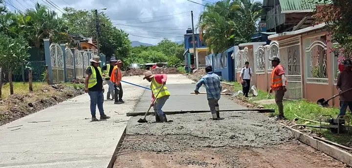 Cuadrilla trabajando en el colado